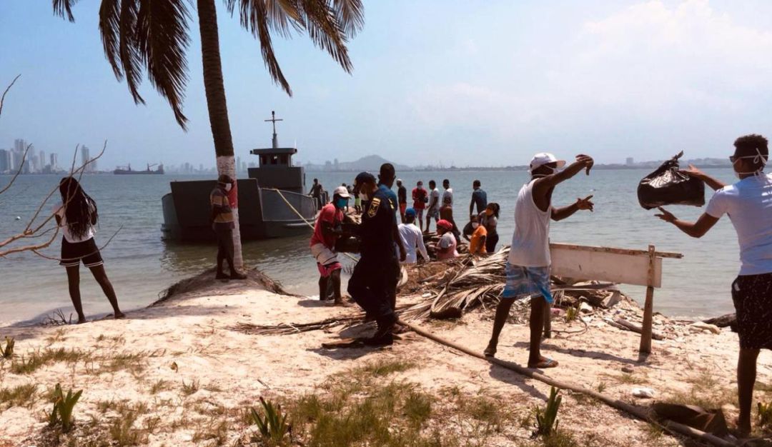 Armada agua Cartagena: Armada entregó 80.000 litros de agua potable en Cartagena