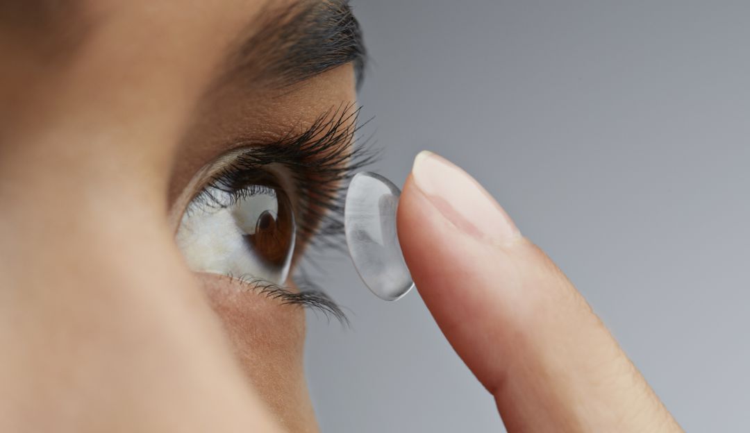 Fake News COVID-19: Personas con lentes de contacto no son más susceptibles a contraer COVID-19