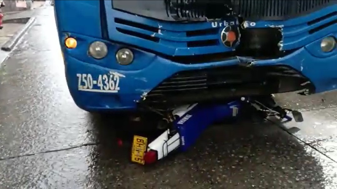 (VIDEO) Fuerte accidente de moto y SITP en la carrera 7