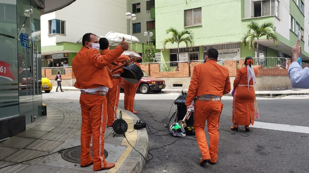 Mariachi dio serenatas a la hora del almuerzo