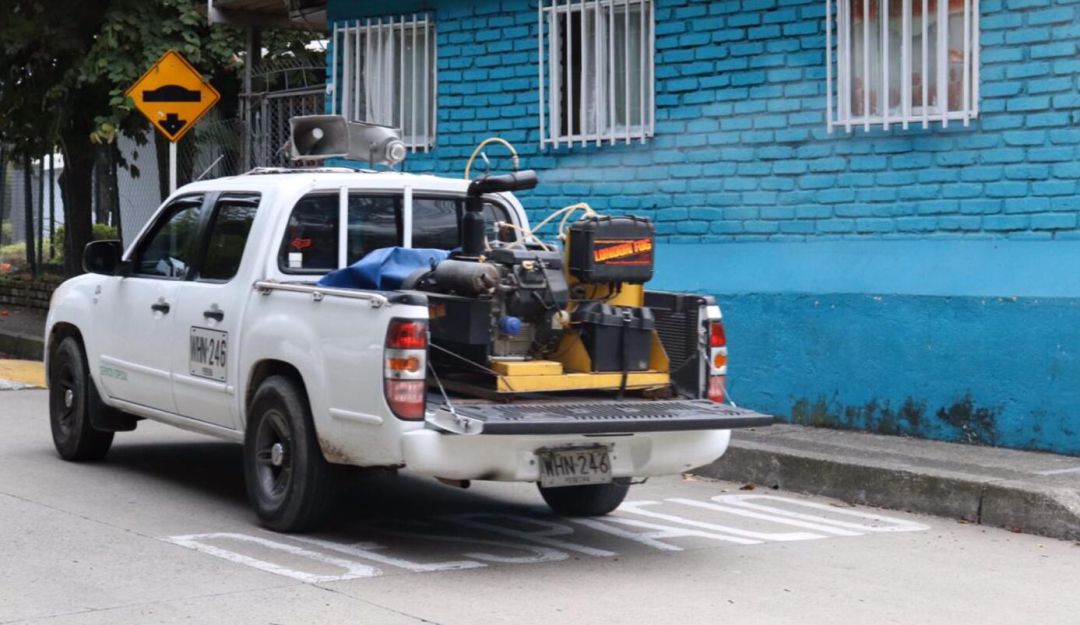 Fumigación de viviendas para evitar contagio de Dengue: Con fumigación en viviendas previenen propagación del dengue en Pereira