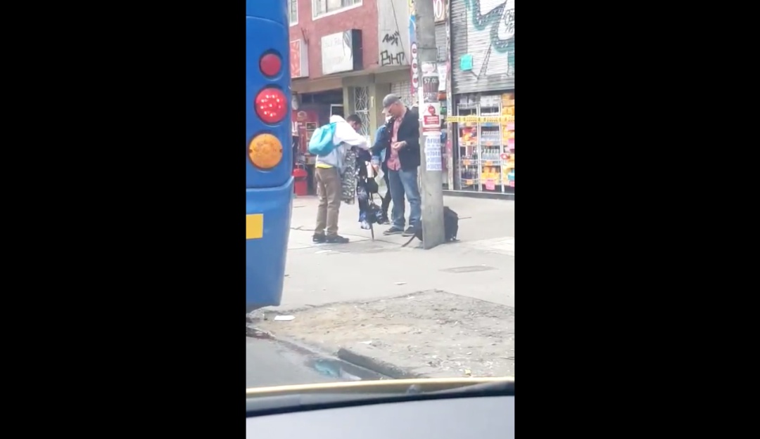Compra de tapabocas en la calle: Ignorando medidas de salubridad, ciudadano se mide tapabocas en la calle