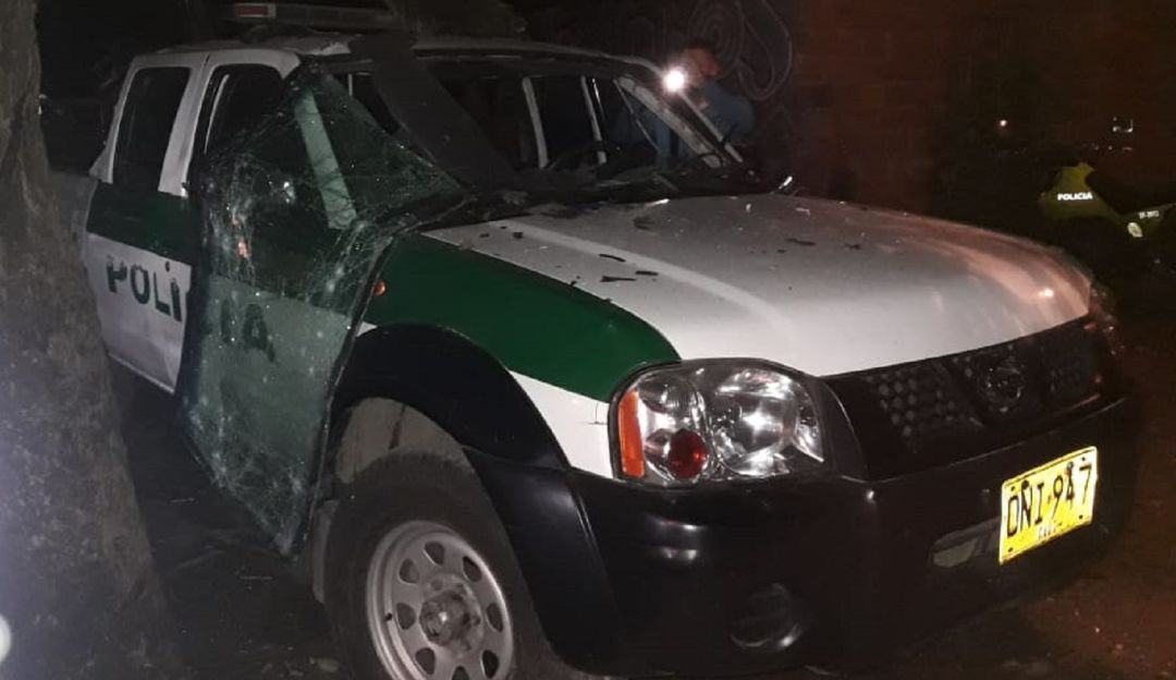 Cuatro policías heridos en atentado a CAI móvil en Los Comuneros: Cuatro policías heridos en atentado a patrulla en el oriente de Cali
