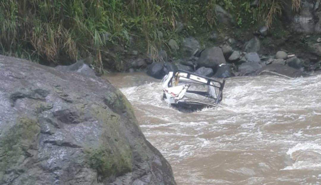 Carro cayó a un río de Pereira: Dos heridos por la caída de un vehículo al río Otún de Pereira
