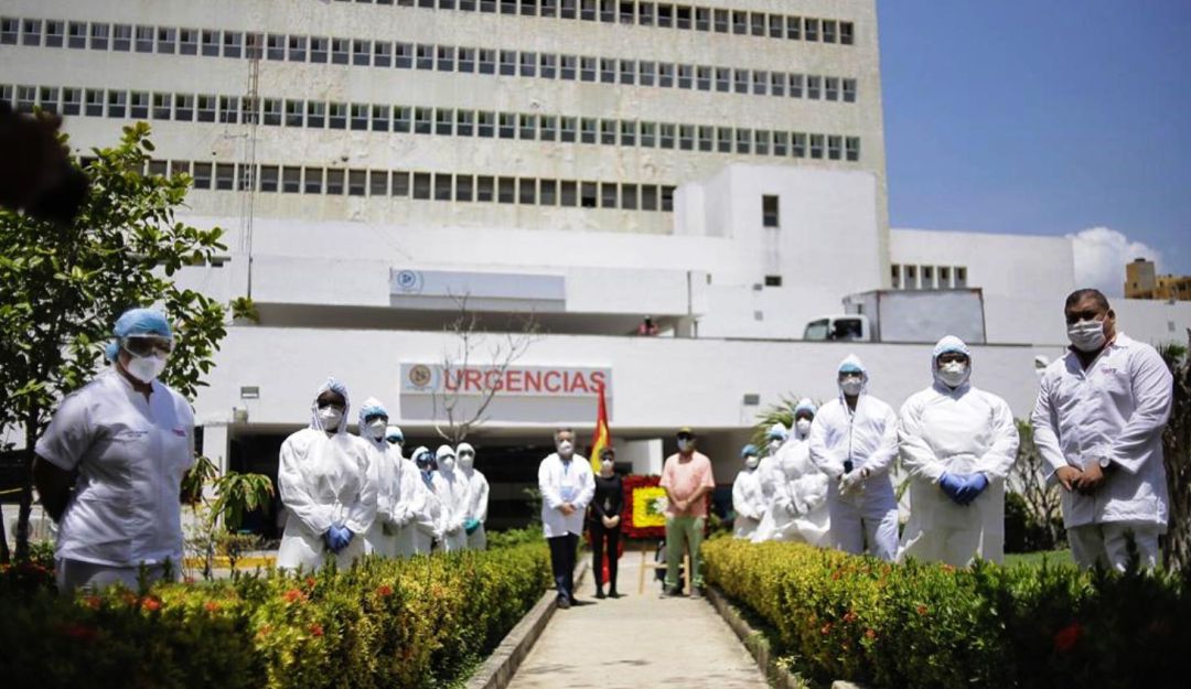 HUC: Ofrenda floral en el HUC en honor a la misión médica y a las víctimas