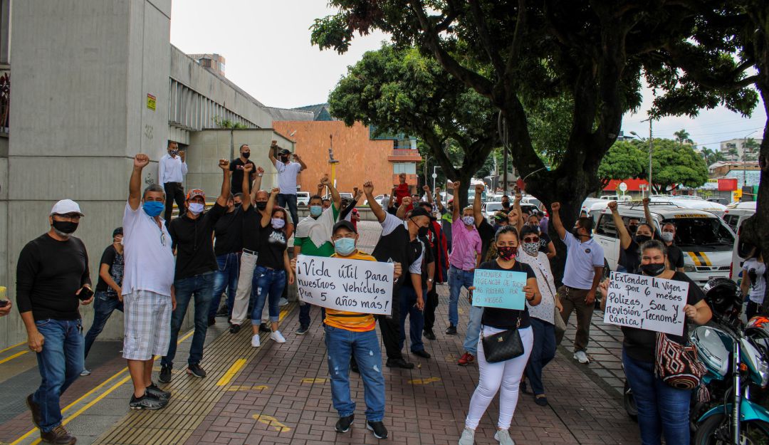 Protestas sociales en Pereira: Transportadores de servicio especial en Pereira protestan y piden ayudas
