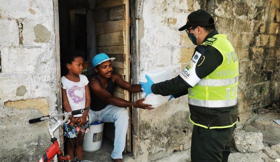 Policía Fiscal y Aduanera: Policía Fiscal y Aduanera entregó alimentos en Cartagena por el COVID-19