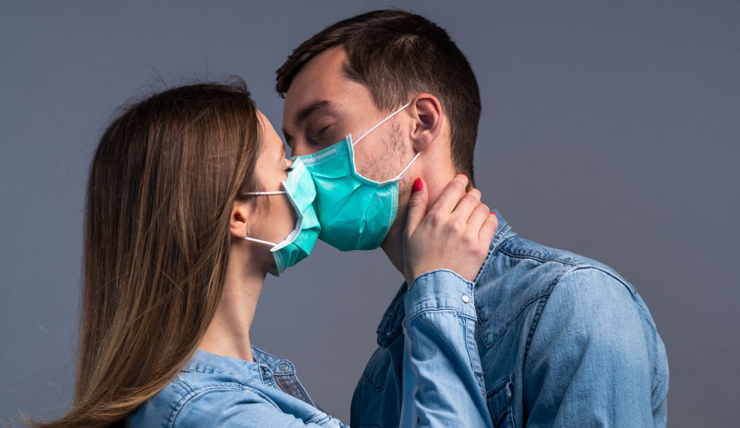 Cómo tener relaciones sin contagiarme de coronavirus: Expertos recomiendan utilizar tapabocas durante relaciones sexuales