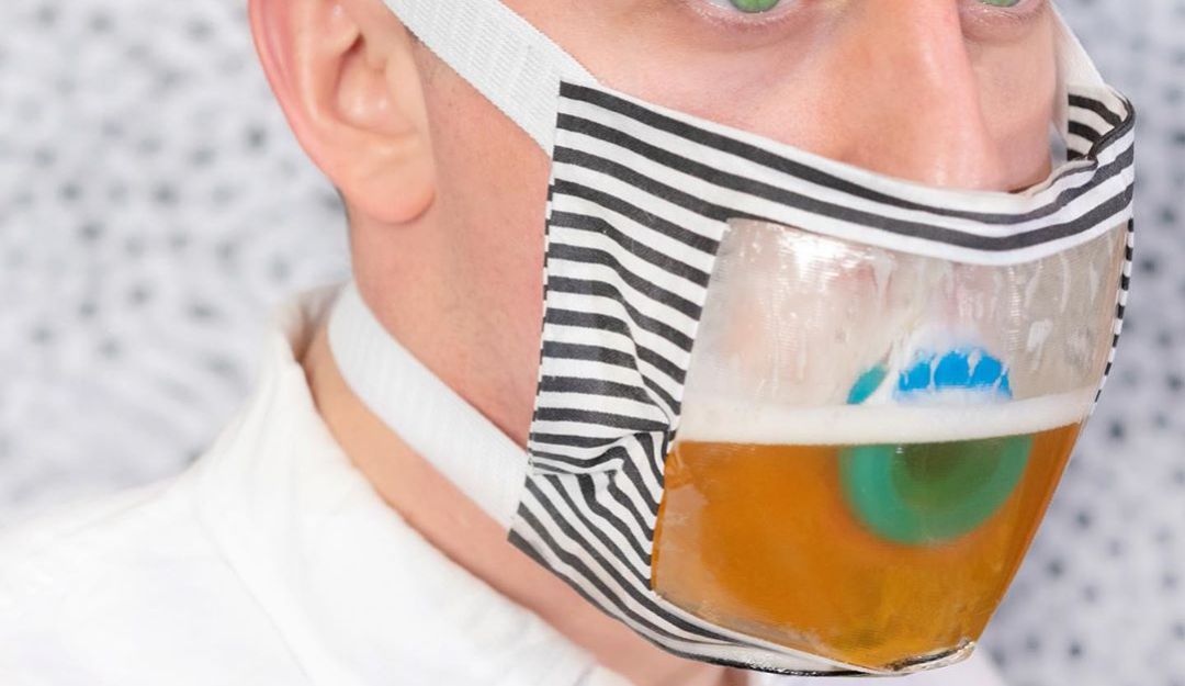 Tapabocas con dispensador de cerveza: Crean tapabocas con dispensador de cerveza incluido
