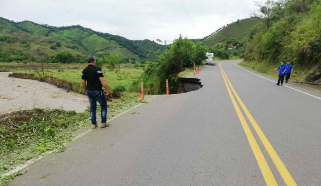 Importante daño en la vía entre la Virginia y Apía.: Continúan las afectaciones en la vía Risaralda - Chocó