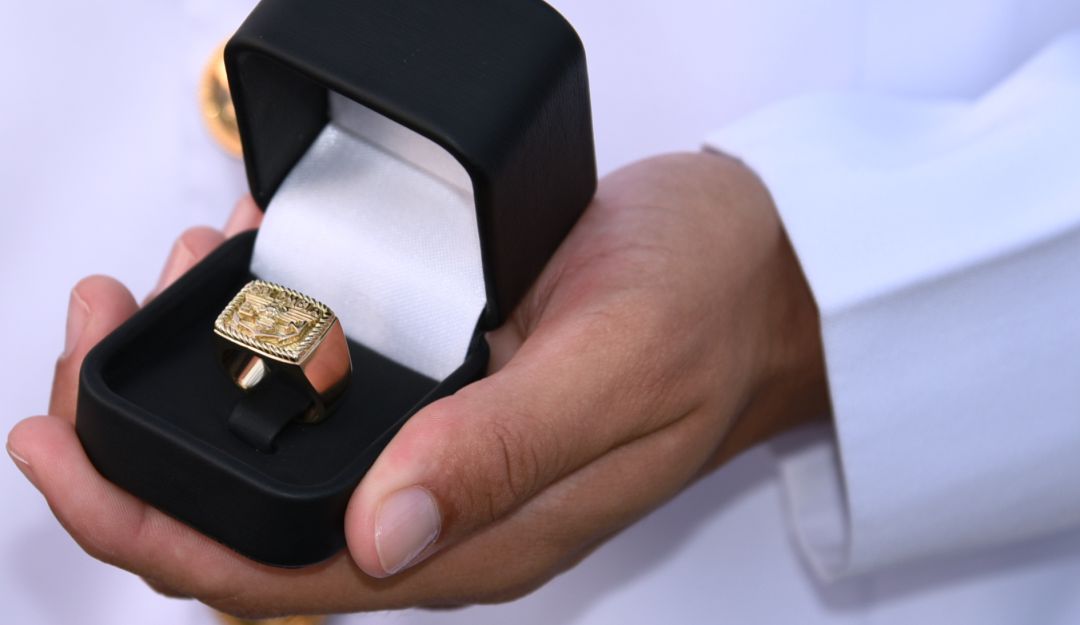 Futuros oficiales navales recibieron anillo del oficial naval en Cartagena: Futuros oficiales navales recibieron anillo del oficial naval en Cartagena