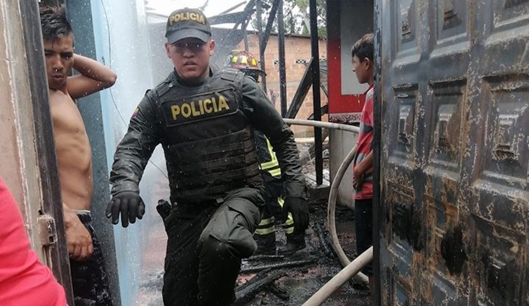 Incendio Ataco, Policía, héroe: Auxiliar de la Policía salvó a una familia