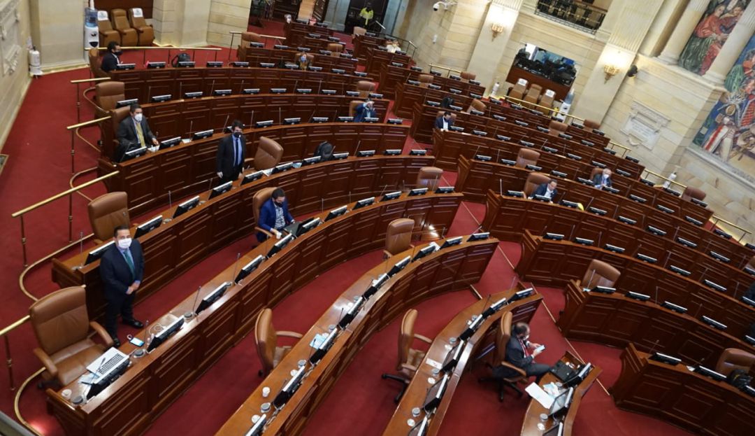 Etiquetado en comida chatarra da un paso más en el Congreso