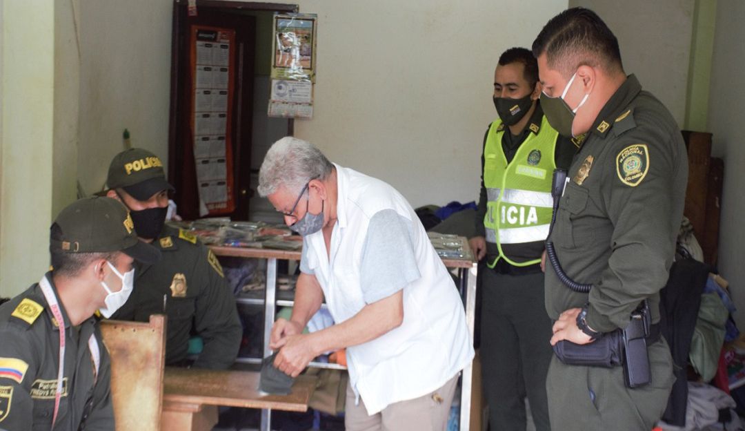 tapabocas Policía Córdoba Montelíbano: En Córdoba la Policía fabrica tapabocas y los entrega a los más necesitados