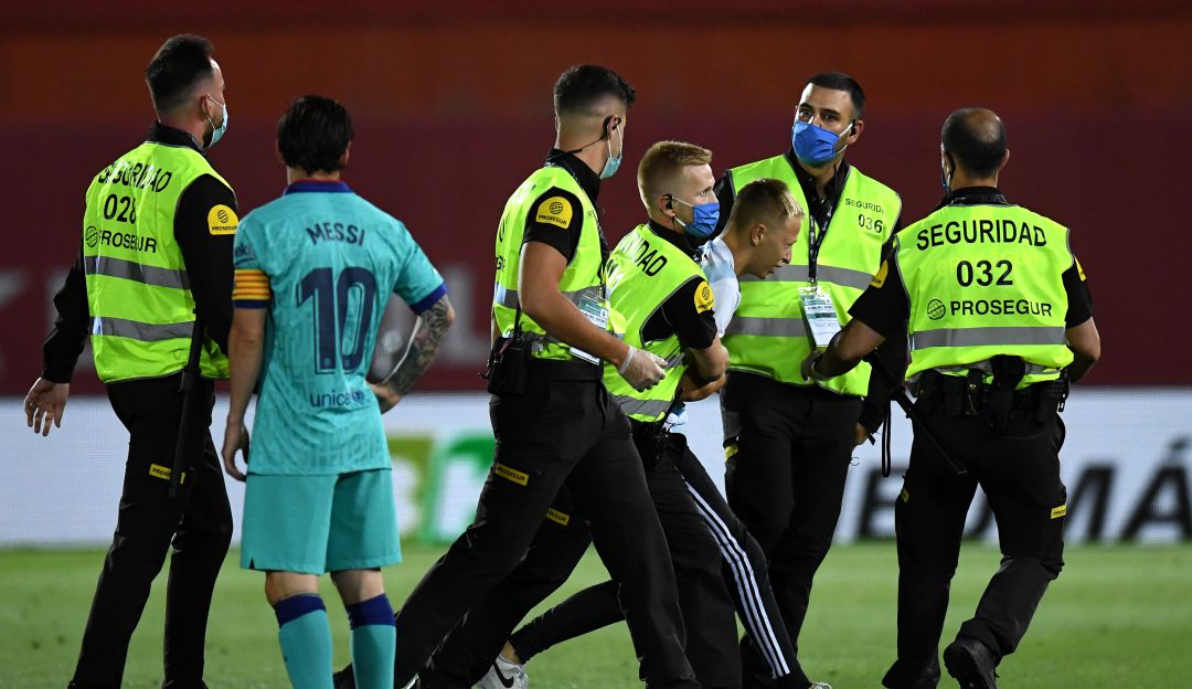 Hincha invade el campo de juego en el partido Barcelona Vs Mallorca: ¡Insólito! Hincha invadió el campo en el partido Barcelona-Mallorca
