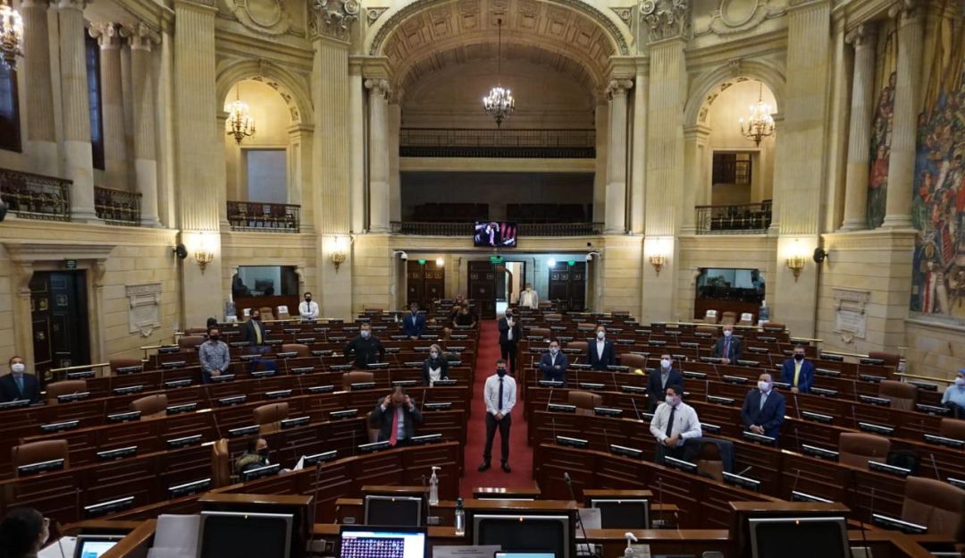 Congresista en plenaria haciendo ejercicio: Polémica por congresista que durante plenaria estaba ejercitándose