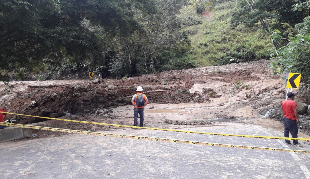 Bucaramanga Santander Transversal del Carare Invierno Carreteras: VIDEO: Dos derrumbes impiden el paso por la Transversal del Carare