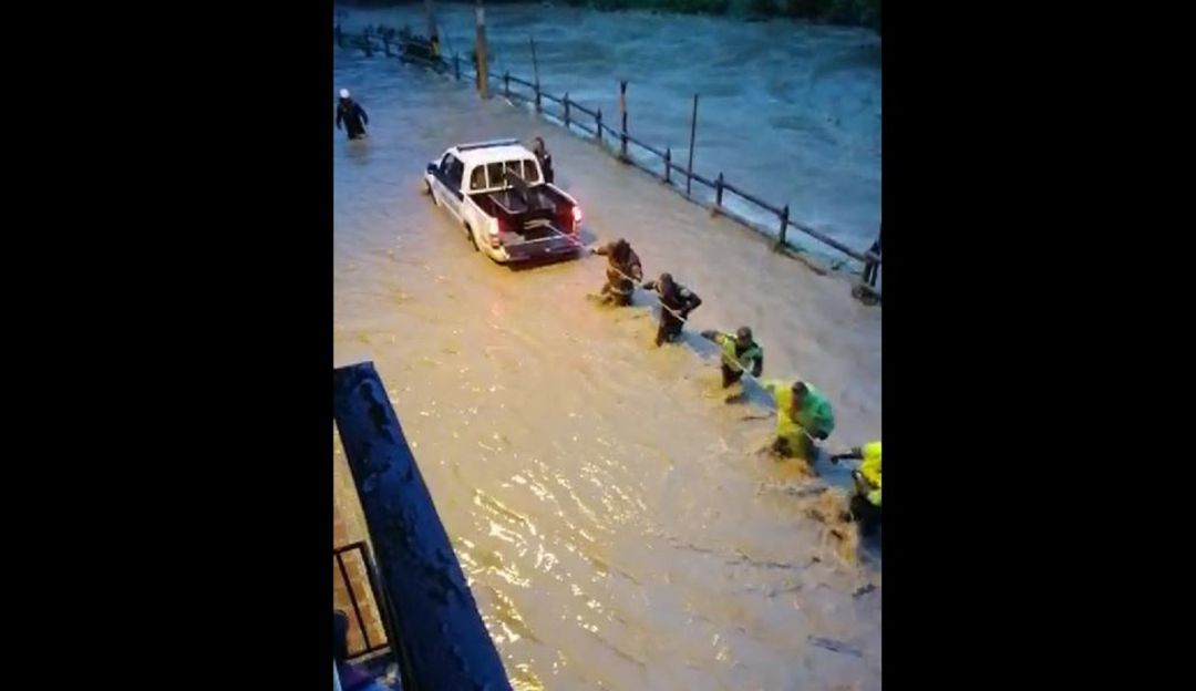 Varios barrios afectados en Donmatías por inundaciones: Una camioneta de la policía tuvo que ser rescatada de una quebrada