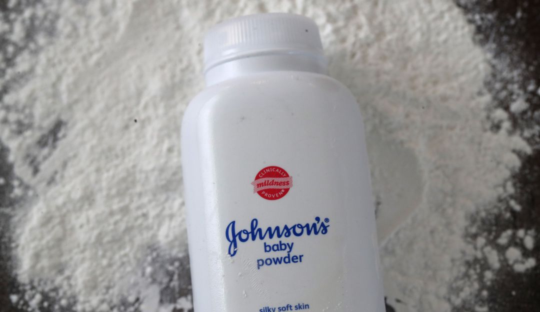 Johnson & Johnson condenado por caso de talco ligado a cáncer de ovario