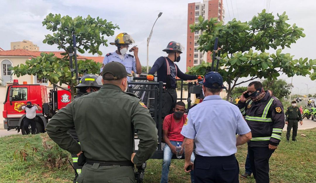 BOMBEROS ATIENDEN EMERGENCIA: Un joven que amenazaba con lanzarse de una torre de energía fue rescatado