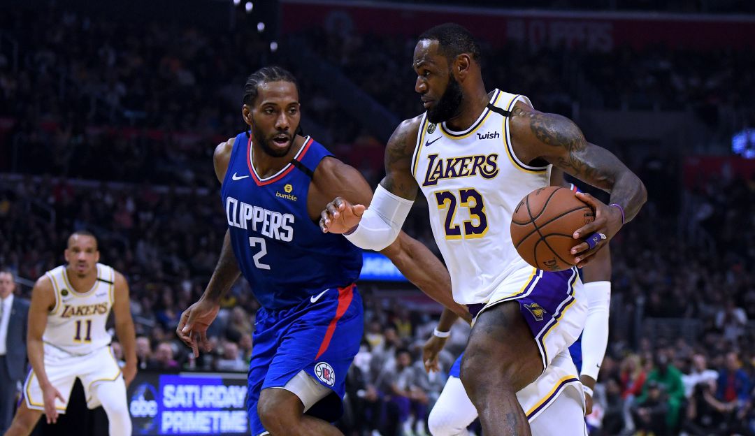 Kawhi Leonard (Clippers) junto a LeBron James (Lakers).