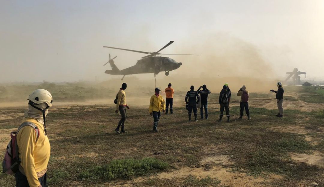 Helicóptero Bambi trabajando en la zona de la emergencia durante la semana.