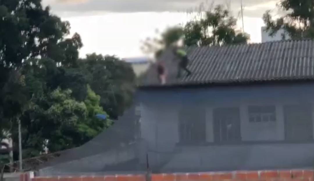 SALVAVIDA RESCATE MENOR BUCARAMAGNA SUICIDIO CASA: Policía héroe salva la vida de una niña de 11 años SALVAVIDA RESCATE MENOR BUCARAMAGNA SUICIDIO CASA: Policía héroe salva la vida de una niña de 11 años