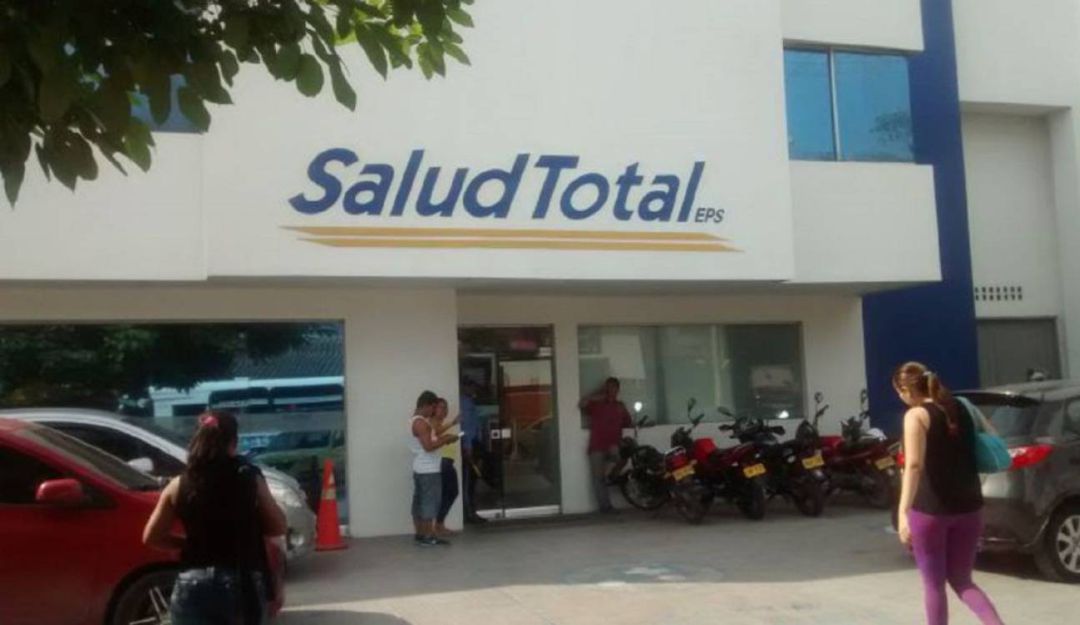 ATENCIÓN MÉDICA: Salud Total dice que auxiliaron al paciente que murió en parqueadero