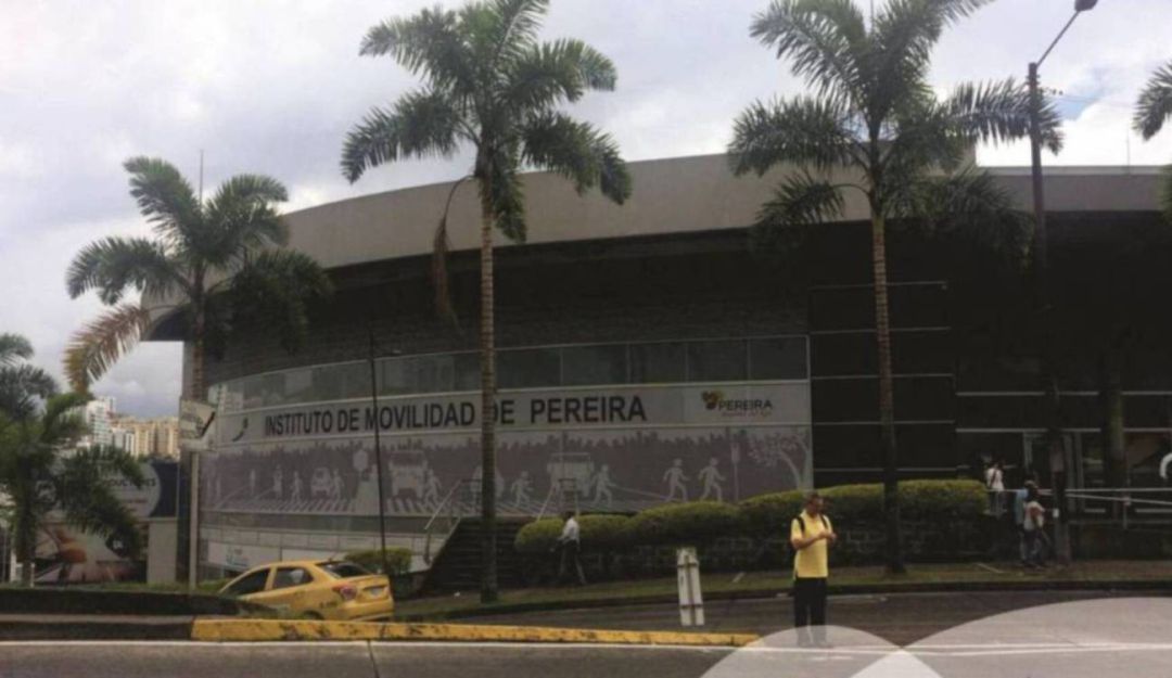 Agresión de agente de tránsito en Pereira: Agente de tránsito habría agredido a motociclista en plena vía pública