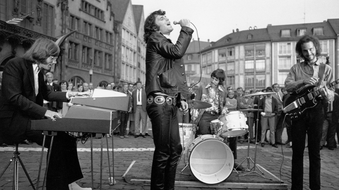 49 años sin Jim Morrison: el legendario cantante de The Doors en 5 clásicos