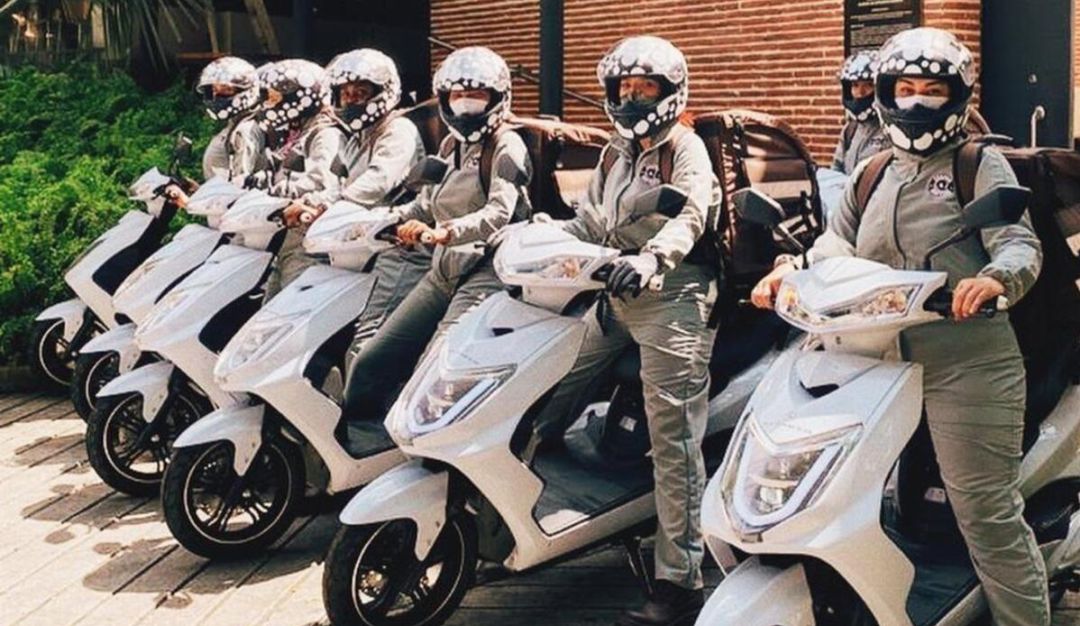 Domicilios Crepes & Waffles: Madres cabezas de hogar reciben motos eléctricas para hacer domicilios