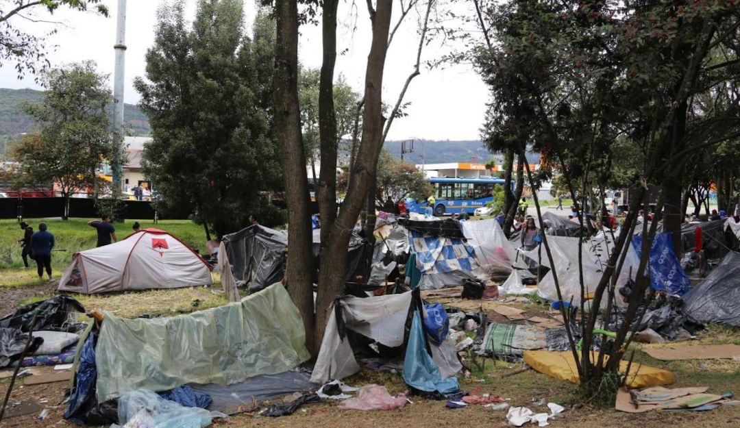 Venezolanos en la autonorte: Venezolanos que vivían en cambuches en la autonorte salieron hacia su país