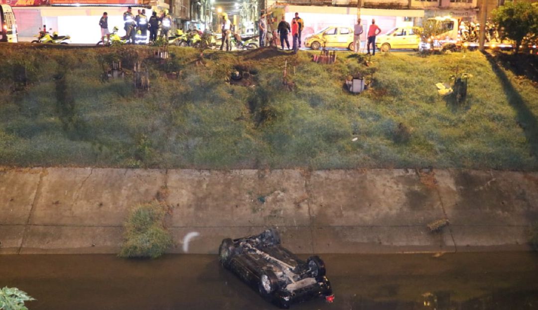 Policía rescata ocupantes de vehículo que cayó a canal de aguas negras: Policía rescata ocupantes de vehículo que cayó a canal de aguas negras