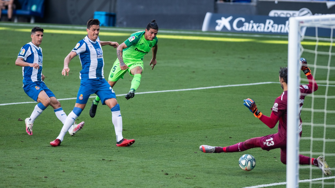 Con Espinosa los 90 minutos, Espanyol quedó a una derrota del descenso
