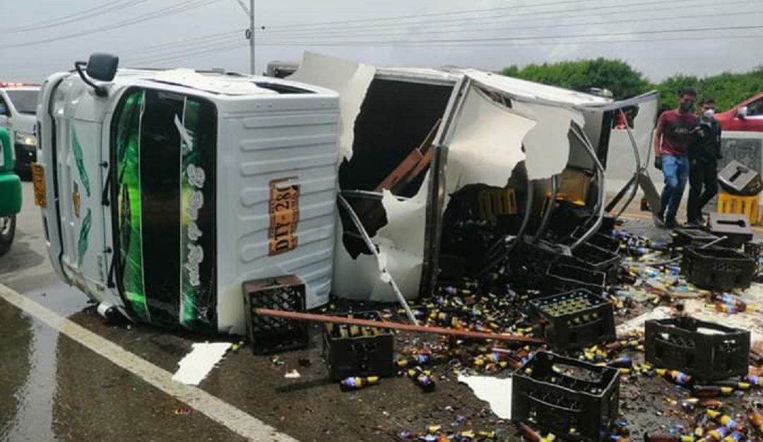 ACCIDENTE DE TRANSITO: Camión se voltea y roban cervezas en Barranquilla