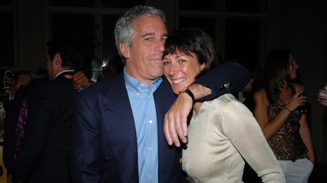Exnovia de Epstein se declara no culpable de tráfico sexual de menores