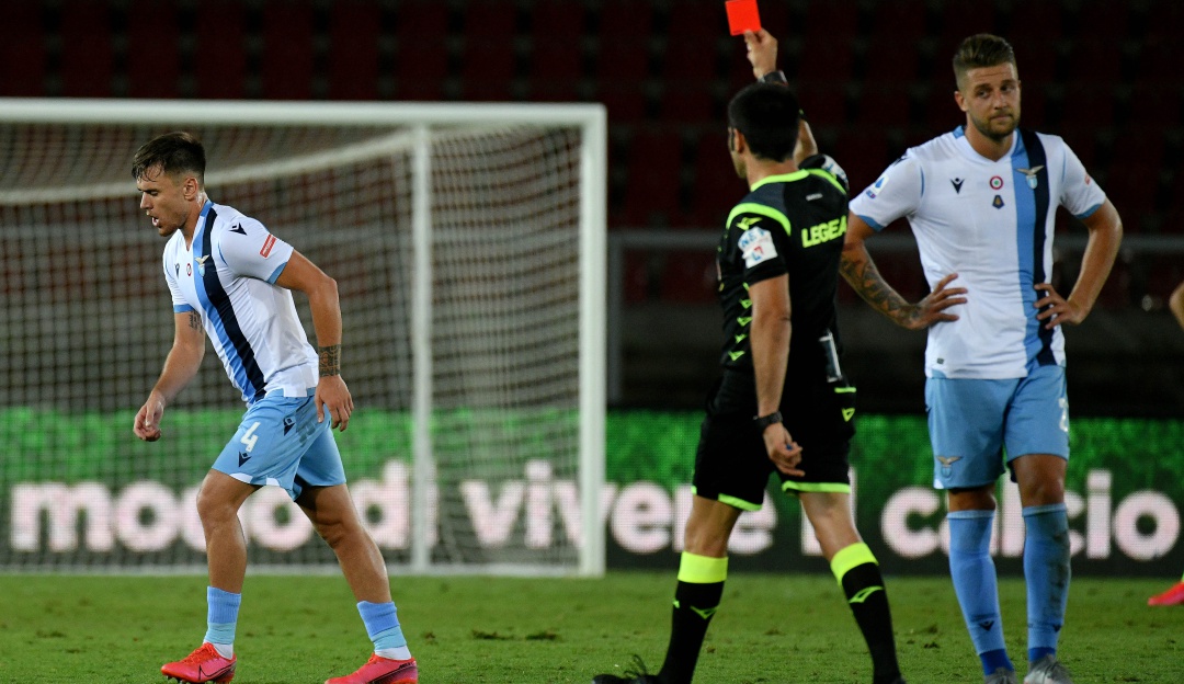 Mordida Lazio Lecce: Defensa de la Lazio fue expulsado por morder a jugador del Lecce