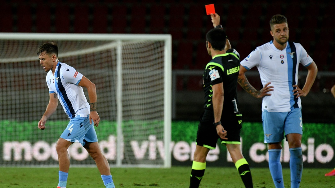 Defensa de la Lazio fue expulsado por morder a jugador del Lecce