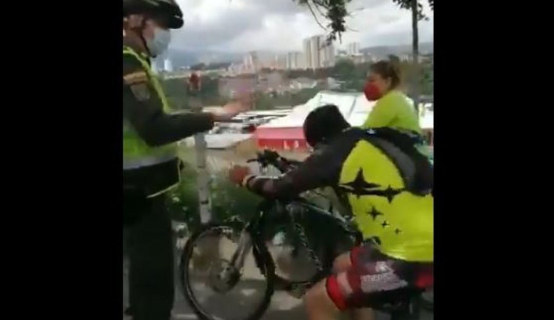 Pelea ciclista Bucaramanga: 'Empujón' de un policía a un ciclista en Bucaramanga genera burlas en redes