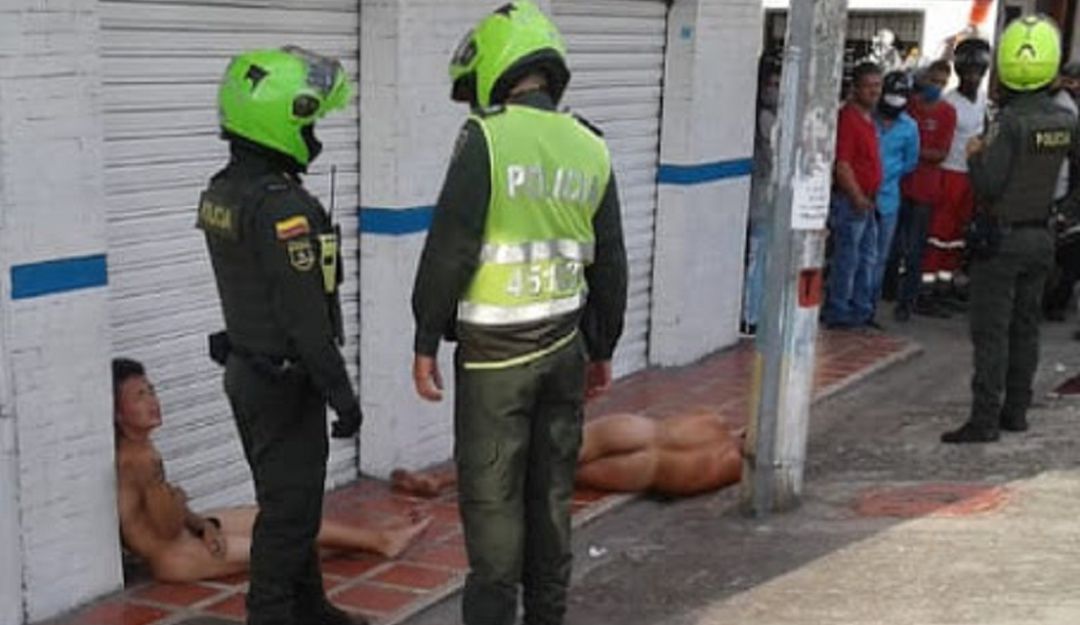Golpiza a delincuentes: Comunidad desnuda y golpea a dos presuntos ladrones en Palmira