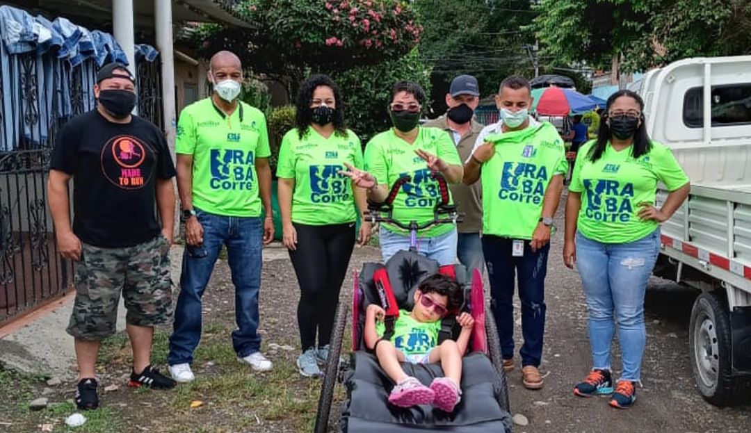 Excombatientes: Excombatiente crea y dona silla de ruedas a niña con discapacidad en Urabá