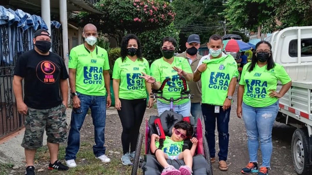 Excombatiente crea y dona silla de ruedas a niña con discapacidad en Urabá