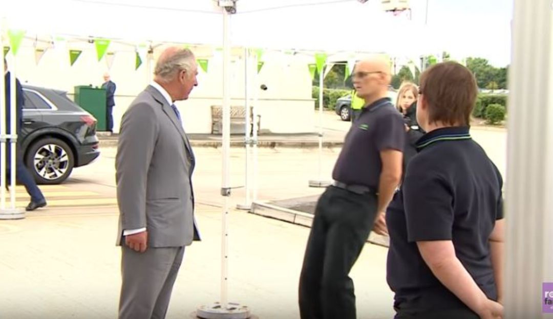 Príncipe Carlos hombre desmayado: En video: un hombre se desmayó mientras hablaba con el príncipe Carlos