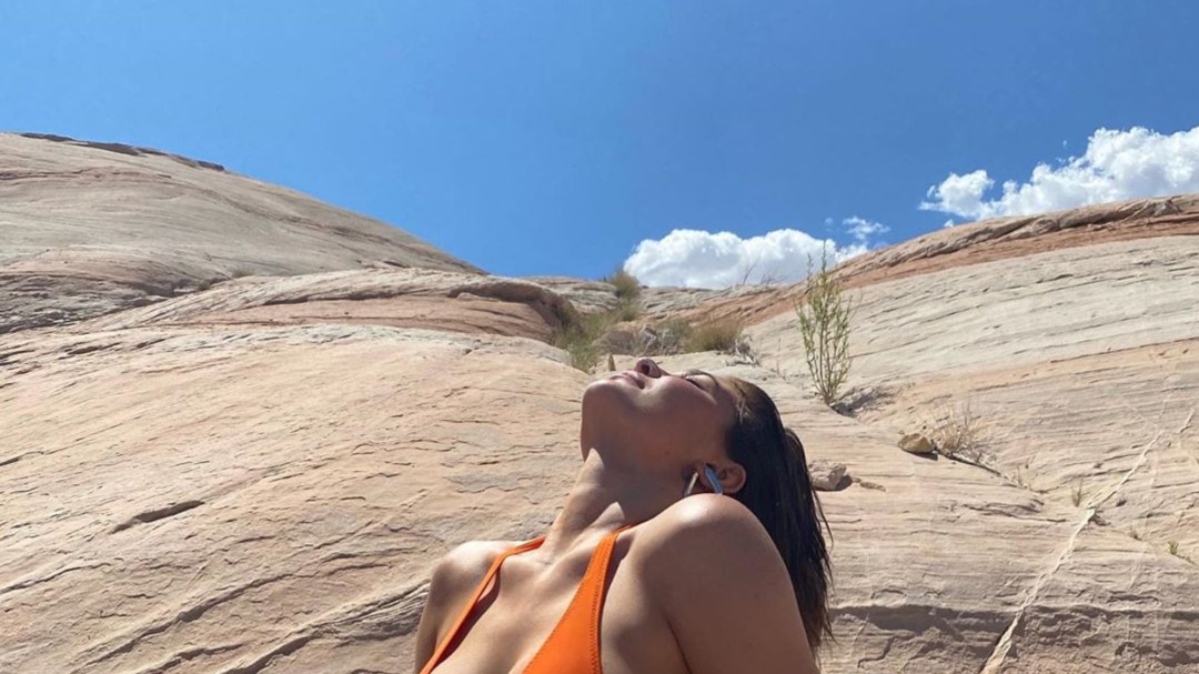 Kylie Jenner encantó a sus seguidores con diminuto bikini en el desierto