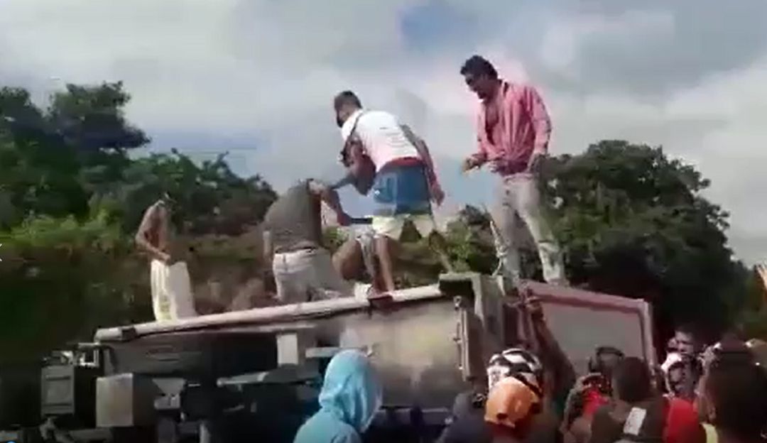 Accidente furgón saqueado entre Cartagena y Barranquilla: Me quitaron el sustento: conductor de furgón saqueado en la Vía al Mar