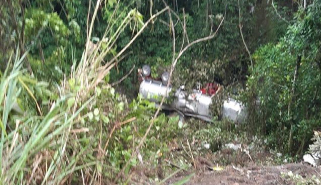 Derrame de combustible contamina una quebrada de Cundinamarca