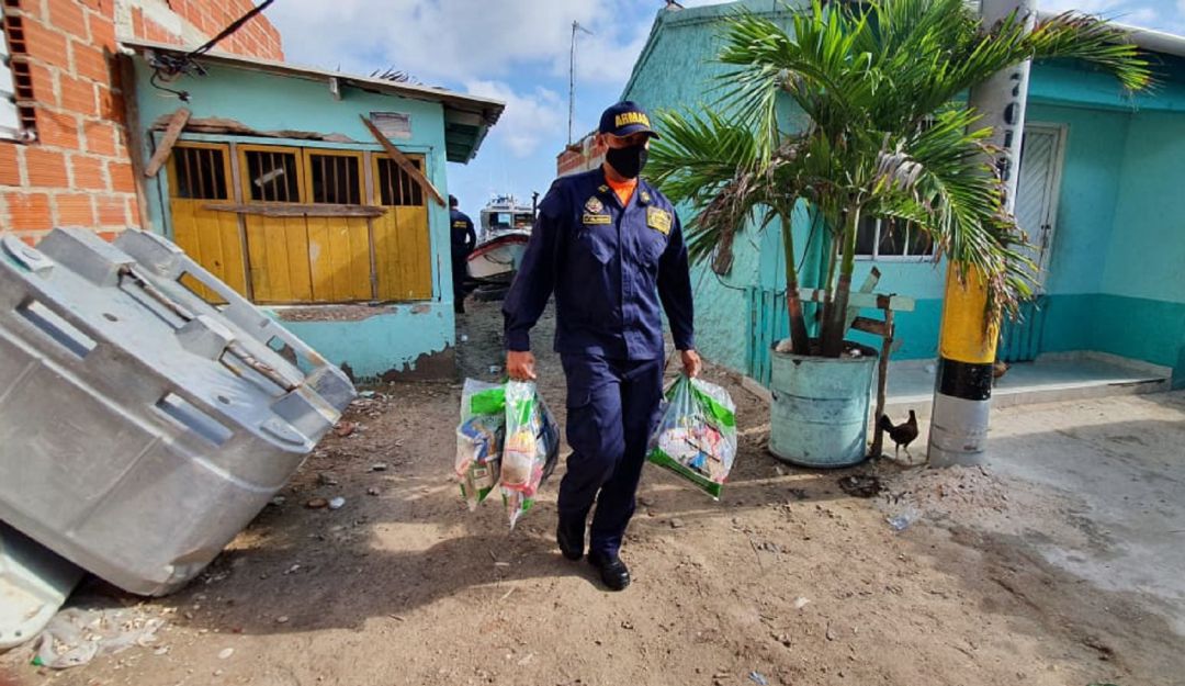 Ayudas humanitarias en Santa Cruz del Islote zona insular de Cartagena: Armada Nacional apoya entrega de ayudas humanitarias en el Islote