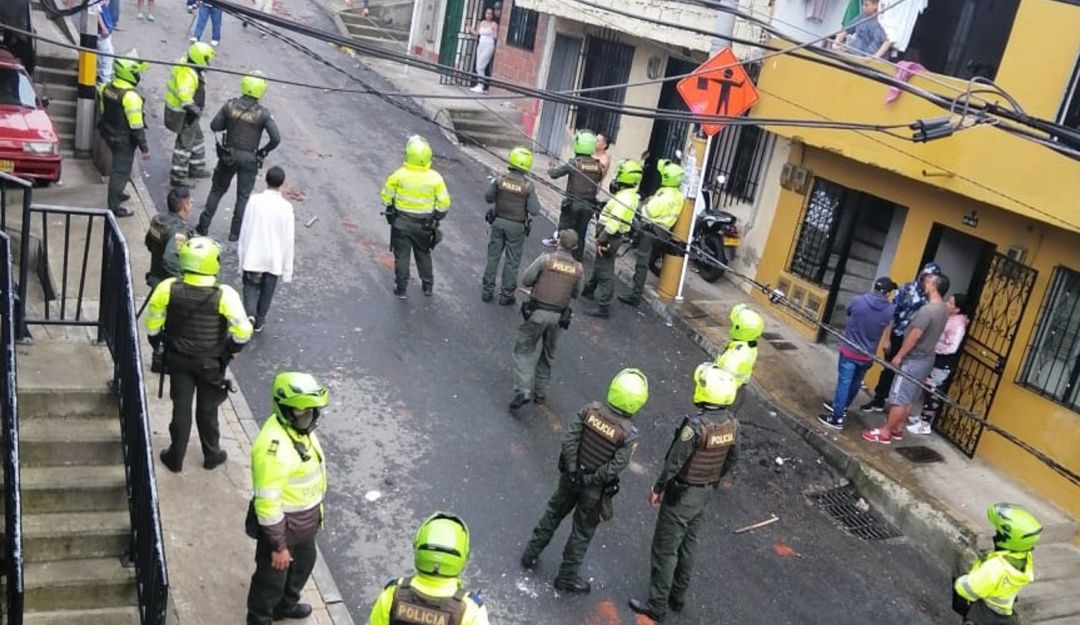 En asonada contra la policía terminó fiesta en Villatina: En asonada contra la policía terminó fiesta en Villatina