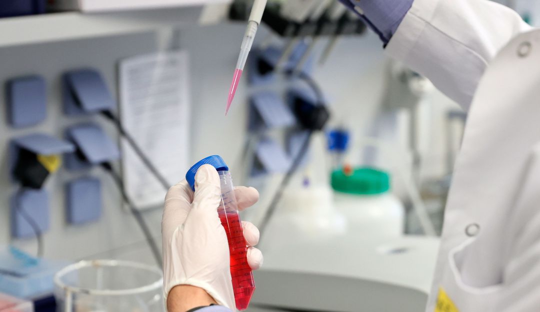 Proyecto de vacuna contra la covid-19 de universidad de Oxford ofrecería el doble de protección