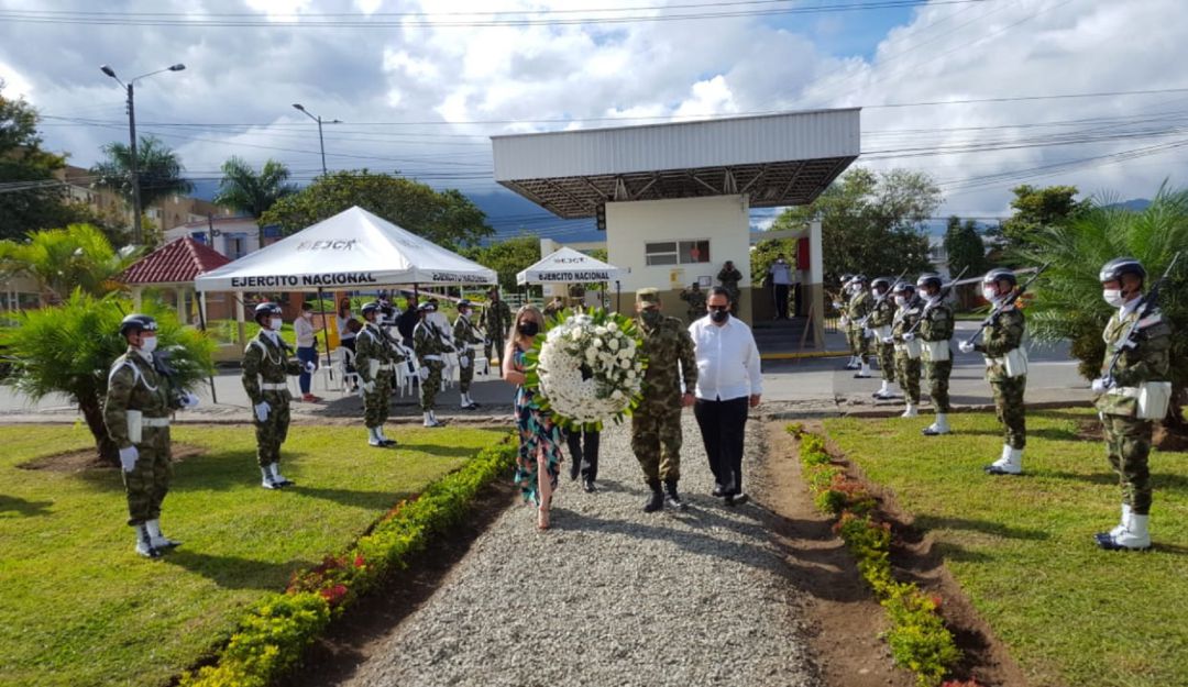 Ceremonía de tributo a los héroes en batallón de servicios en Armenia